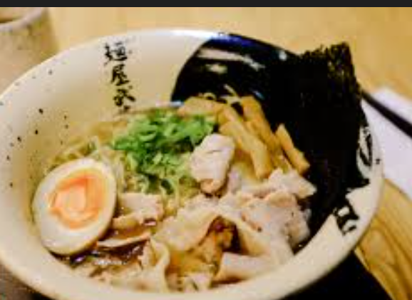 review-makanan-ramen-tonkotsu-dengan-kuah-kaldu-tulang