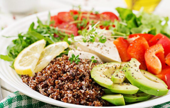 review-makanan-sehat-salad-quinoa-dengan-sayuran-segar