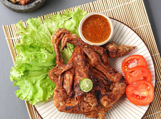 review-makanan-ayam-bakar-taliwang-pedas-khas-lombok