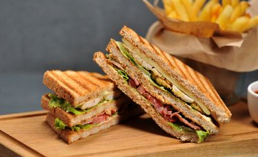 Review Club Sandwich Klasik dengan Isian Melimpah