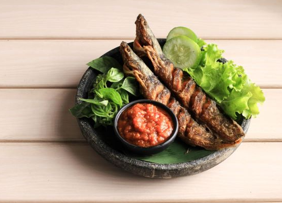 Review Ikan Goreng Lele Sambal Terasi yang Menggoda